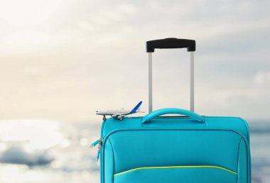 Tatil. seyahat konsepti. tropikal deniz arka plan mavi bavul ve uçak oyuncak infront