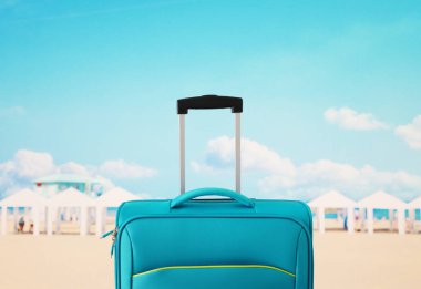 Tatil. seyahat konsepti. tropikal arka plan önünde mavi bavul