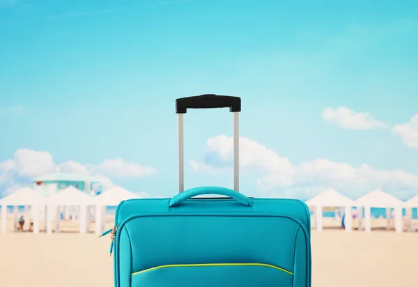 Vacances. concept de voyage. valise bleue devant fond tropical — Photo