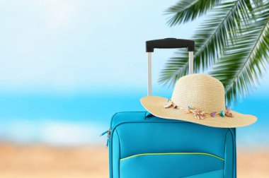 Tatil. seyahat konsepti. tropikal arka plan önünde mavi bavul