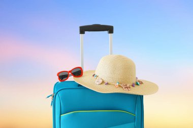 Tatil. seyahat konsepti. bokeh arka plan önünde mavi bavul
