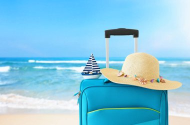 Tatil. seyahat konsepti. tropikal arka plan önünde mavi bavul