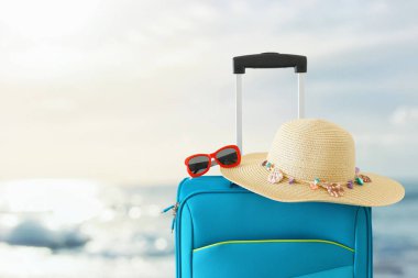 Tatil. seyahat konsepti. tropikal arka plan önünde mavi bavul