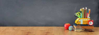 eğitim ve okul kavramına geri dön. kalemler sınıf kara tahta önünde ahşap masa üzerinde otobüs gibi standı