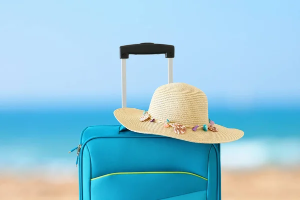 Dovolená. cestovní koncept. modrý kufřík před tropickým pozadím — Stock fotografie