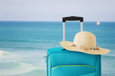 Tatil. seyahat konsepti. tropikal arka plan önünde mavi bavul