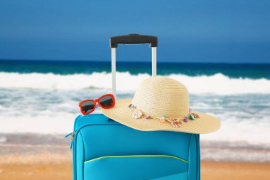 Tatil. seyahat konsepti. tropikal arka plan önünde mavi bavul