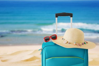 Tatil. seyahat konsepti. tropikal arka plan önünde mavi bavul