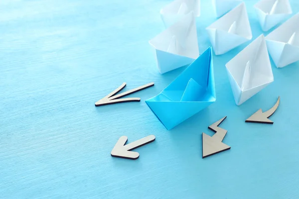 Obchodní. Koncepce vedení image s papírovými čluny na modrém dřevěném pozadí. Jeden vůdce vedoucí k othes. — Stock fotografie
