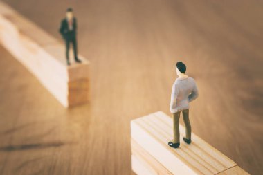 meydan iş kavramı görüntü. Bir boşluğun kenarında bekleyen bir adam. Problem çözme ve karar verme.