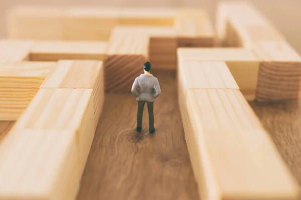 Concetto di business immagine e sfida. Un uomo sta nel labirinto in cerca dell'uscita. Risoluzione dei problemi e idea decisionale — Foto Stock