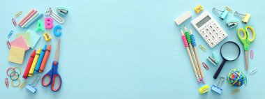 eğitim ve okul kavramına geri dön. ahşap mavi arka plan üzerinde kırtasiye. üst görünüm, düz yatıyordu