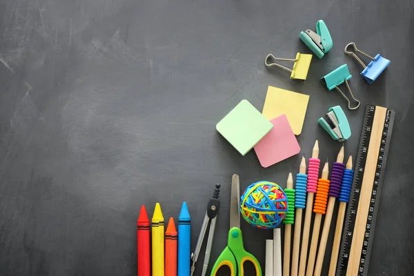 Educação e volta ao conceito de escola. papelaria sobre quadro-negro da sala de aula. vista superior, flat lay — Fotografia de Stock