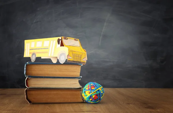 Utbildning och tillbaka till skol konceptet. kartong buss och böcker framför Classroom Blackboard — Stockfoto