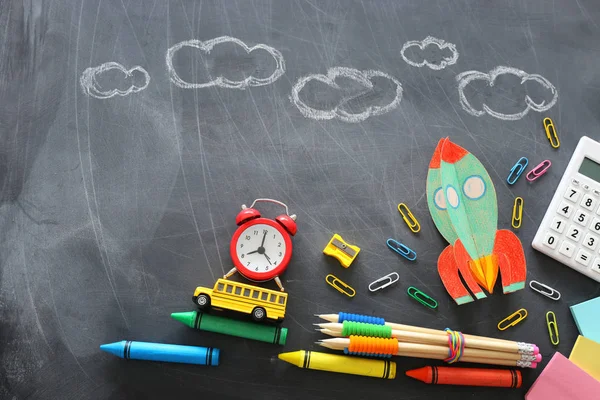 Oktatás. Vissza a tantervhez. papírból vágott és táblára festett rakéta. felülnézet, lapos fekvés — Stock Fotó