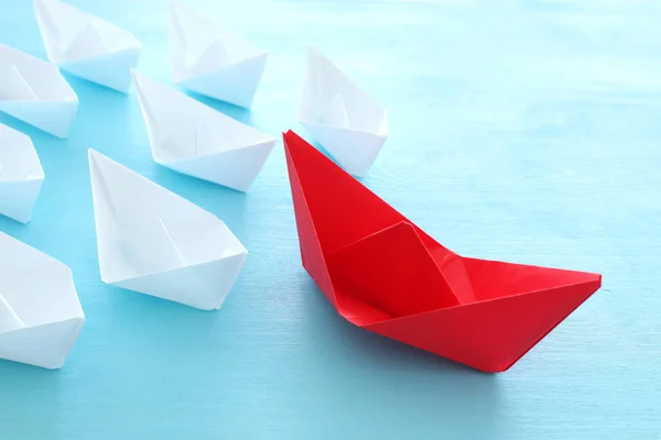 Obchod. Leadership koncept obraz s papírovými čluny na modrém dřevěném pozadí. Jeden vůdce vede ostatní. — Stock fotografie