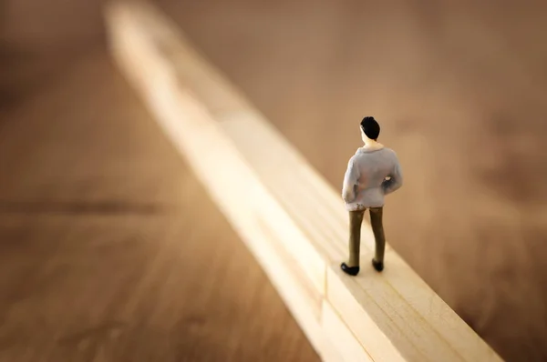 Business-Konzept Image von Geschäft und Herausforderung. Ein Mann muss einen Ball die Treppe hinauf rollen. Problemlösung und Entscheidungsfindung. — Stockfoto