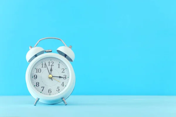 Reloj retro blanco sobre fondo azul — Foto de Stock