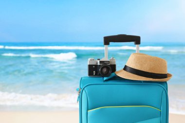 gezgin bagaj, kamera ve fedora şapka tropikal arka plan önünde rekreasyon görüntü. tatil ve tatil konsepti