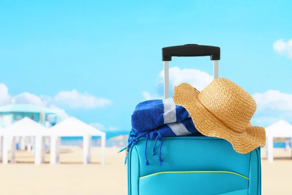 휴일. 여행 개념. 열대 배경 의 앞에 여성 모자와 비치 타월 파란색 가방 — 스톡 사진