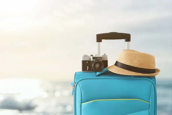 Recreatie beeld van reiziger bagage, camera en Fedora hoed Infront van tropische zonsondergang achtergrond. vakantie-en vakantie concept — Stockfoto