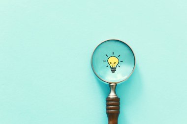 İş dünyası imajı. Büyüteç ve lamba. Diğerleri arasında en iyi fikri ve ilhamı bulmak.