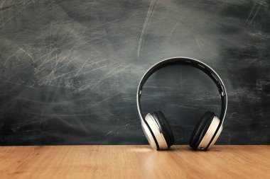 tahta önünde ahşap masa üzerinde vintage kulaklıklar