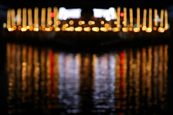 Sfondo della città astratta notte offuscata, marina con luci reflactin sfondo — Foto Stock
