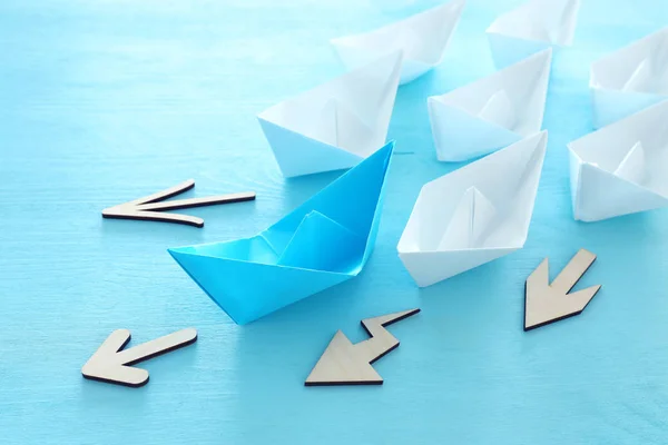 Obchod. Leadership koncept obraz s papírovými čluny na modrém dřevěném pozadí. Jeden vůdce vede ostatní. — Stock fotografie