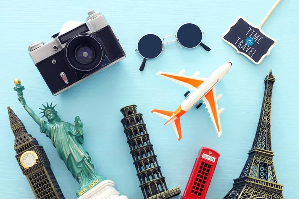 Vacaciones imagen de concepto de viajar con accesorios y símbolos del mundo sobre fondo azul. vista superior, plano —  Fotos de Stock