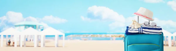 Vacaciones. concepto de viaje. maleta azul con sombrero de mujer, mar ella — Foto de Stock