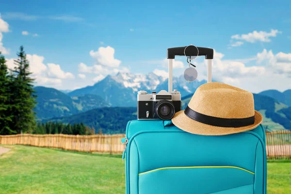 Recreatie beeld van reiziger bagage, camera en Fedora hoed in f — Stockfoto