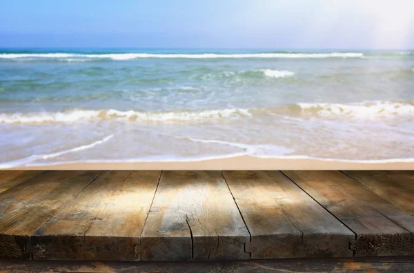 Terrasse en bois en face du paysage marin. prêt pour l'affichage du produit — Photo