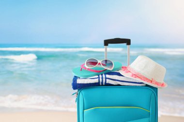 Tatil. seyahat konsepti. kadın şapkalı mavi bavul, flip fl