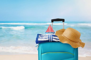 Tatil. seyahat konsepti. tropikal geri önünde mavi bavul