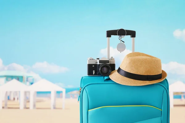Imagen de recreación de equipaje de viajero, cámara y sombrero fedora infr —  Fotos de Stock