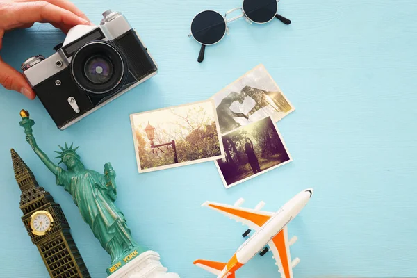 Vista superior de la foto del concepto de viaje con accesorios y símbolos del mundo sobre fondo azul —  Fotos de Stock