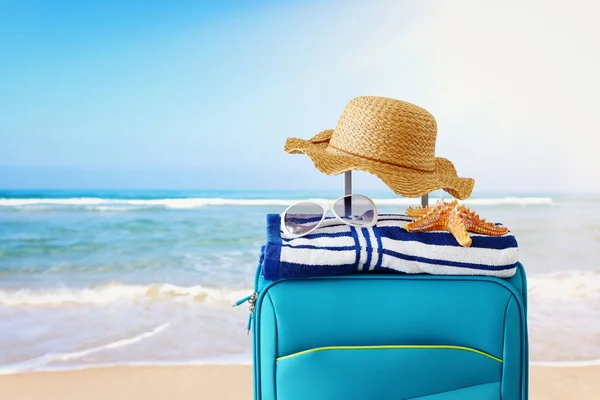 휴일. 여행 개념. 여성 모자, 스타피와 파란색 가방 — 스톡 사진
