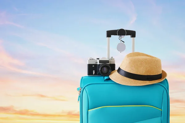 Gezgin bagaj, kamera ve fedora şapka infr rekreasyon görüntü — Stok fotoğraf