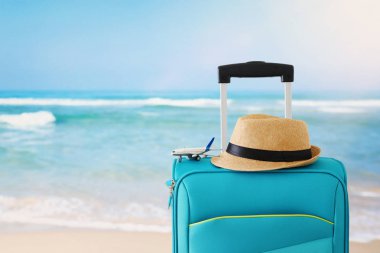 Tatil. seyahat konsepti. mavi bavul ve uçak oyuncak ön