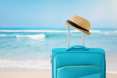 seyahat bagaj ve fedora şapka tropikal arka plan önünde rekreasyon görüntü. tatil ve tatil konsepti