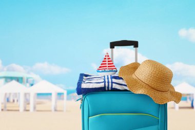 Tatil. seyahat konsepti. tropikal geri önünde mavi bavul