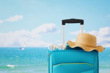 Tatil. seyahat konsepti. kadın şapkalı mavi bavul, tropikal arka plan önünde güneş gözlüğü