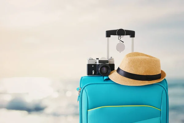 Recreatie beeld van reiziger bagage, camera en Fedora hoed inbreuk — Stockfoto