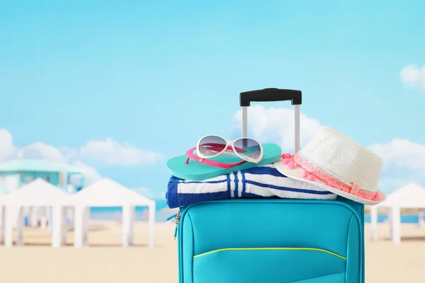 휴일. 여행 개념. 여성 모자와 파란색 가방, 플립 플 — 스톡 사진