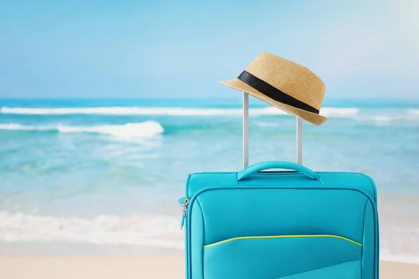 Recreatie beeld van reiziger bagage en Fedora hoed Infront van tropische achtergrond. vakantie-en vakantie concept — Stockfoto