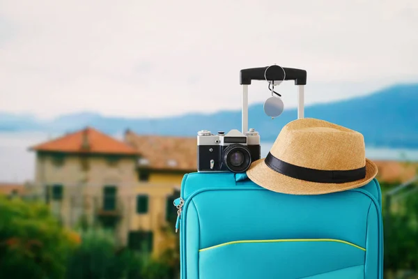 Rekreation bild av resenären bagage, kamera och Fedora hatt i f — Stockfoto