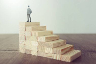 meydan iş kavramı görüntü. Yüksek bir duvarın üstünden bir adam. Problem çözme ve karar verme.
