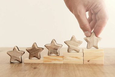 Beş yıldızlı bir hedef belirlemenin iş konsepti imajı. Derecelendirme, sıralama, değerlendirme ve sınıflandırma fikrini yükselt