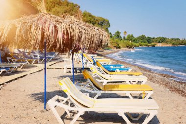 şemsiye altında tropikal deniz ve plaj sandalyeleri tatil resmi. Yaz seyahati ve tatil konsepti